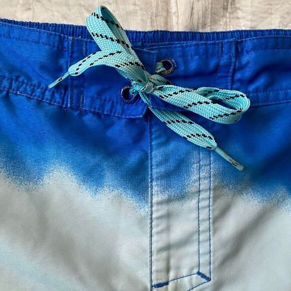 Under armour youth M pull on swim shorts w/mesh lining and drawstring - Picture 3 of 9